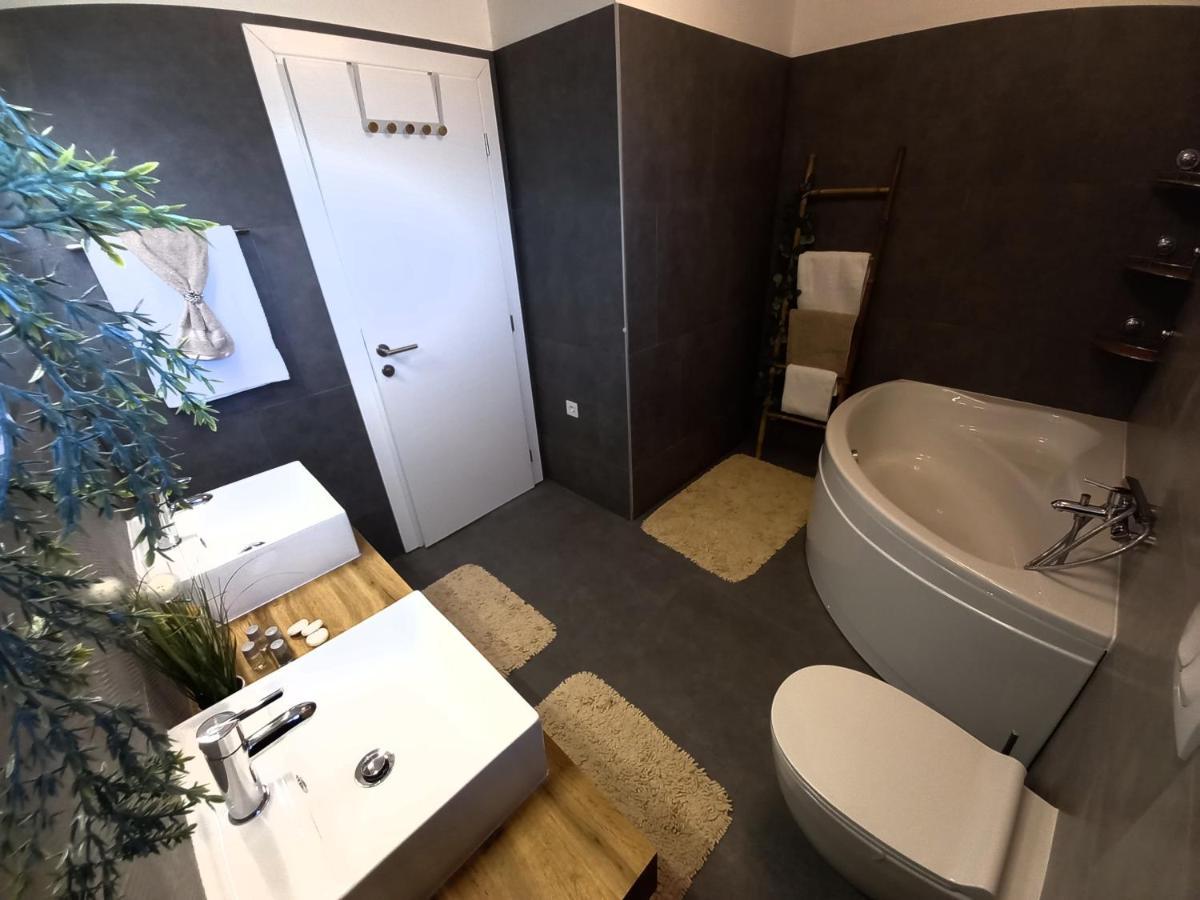 Villa Tia With Heated Pool & Jacuzzi Murvica  Exterior photo