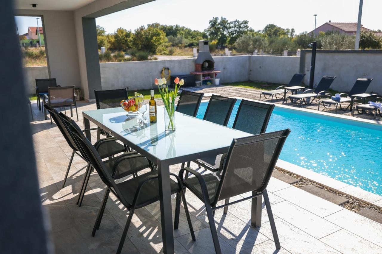 Villa Tia With Heated Pool & Jacuzzi Murvica  Exterior photo