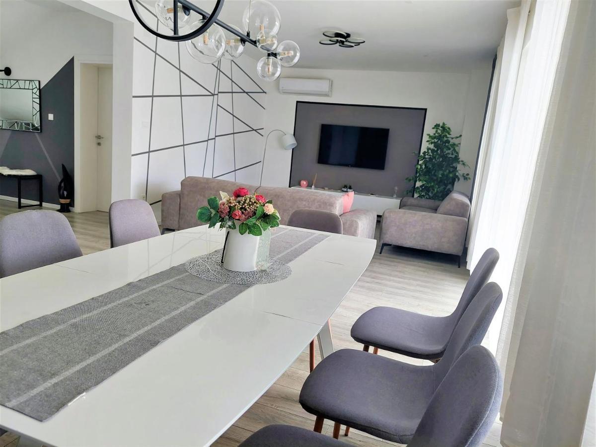 Villa Tia With Heated Pool & Jacuzzi Murvica  Exterior photo